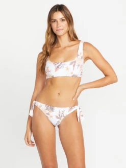 Volcom Coco Ho Cheekini -Free Tide Area O2132302 WHT F 1188x1584 crop center e4a043e8 2d65 455a b964 31fe175b681f